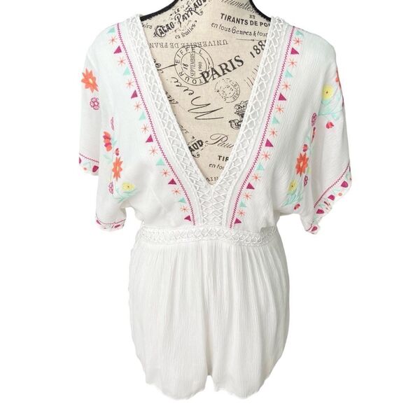 Jun & Ivy White Embroidered Floral V-Neck Short Sleeve Romper in Size Medium - Picture 4 of 16